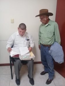 imagen Personal acompañó a un ciudadano al Palacio de Justicia, a revisar el trámite de su expediente Civil.