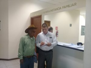 imagen Personal acompañó a un ciudadano al Palacio de Justicia, a revisar el trámite de su expediente Civil.